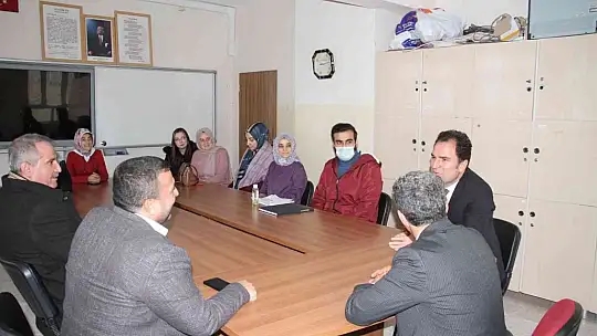 Belediye başkanı öğrenciler için makam aracıyla köy köy gezip kitap dağıtıyor