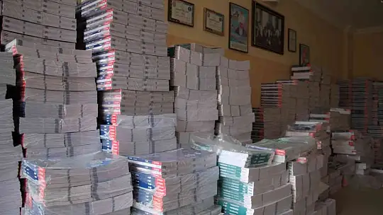 Belediye başkanı öğrenciler için makam aracıyla köy köy gezip kitap dağıtıyor