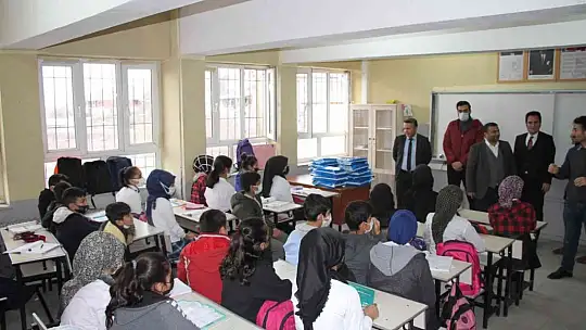 Belediye başkanı öğrenciler için makam aracıyla köy köy gezip kitap dağıtıyor