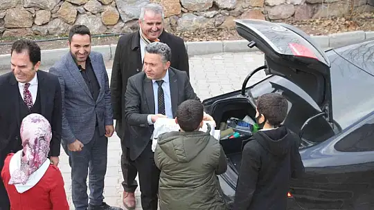 Belediye başkanı öğrenciler için makam aracıyla köy köy gezip kitap dağıtıyor