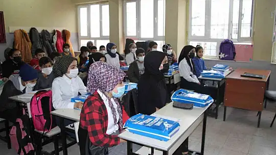 Belediye başkanı öğrenciler için makam aracıyla köy köy gezip kitap dağıtıyor