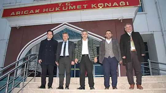 Belediye başkanı öğrenciler için makam aracıyla köy köy gezip kitap dağıtıyor