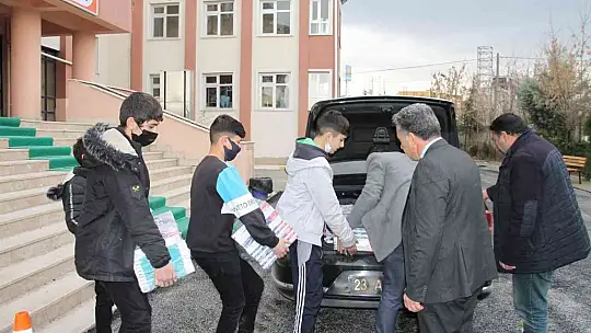Belediye başkanı öğrenciler için makam aracıyla köy köy gezip kitap dağıtıyor