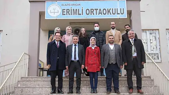 Belediye başkanı öğrenciler için makam aracıyla köy köy gezip kitap dağıtıyor