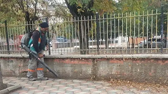 Belediye ekiplerinden yaprak üfleme makinesi ile sonbahar temizliği