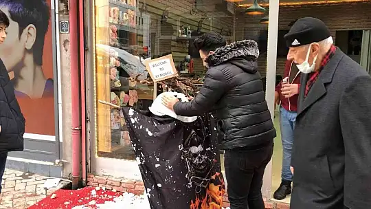 Berber müşteri bulamayınca kardan adamı tıraş etti