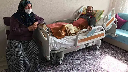 Çatıdan düşerek felç kalan baba yardım bekliyor