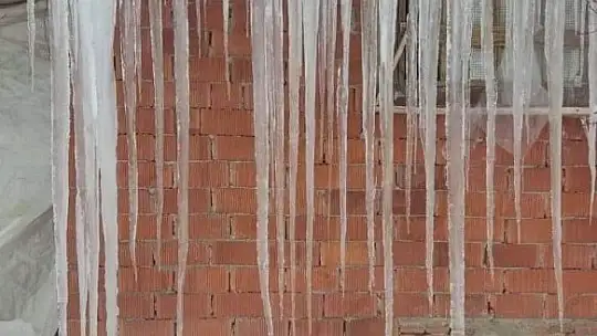 Çatılarda 2 metrelik buz sarkıtları oluştu