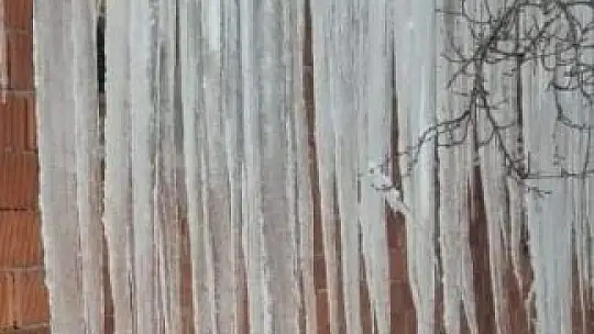 Çatılarda 2 metrelik buz sarkıtları oluştu