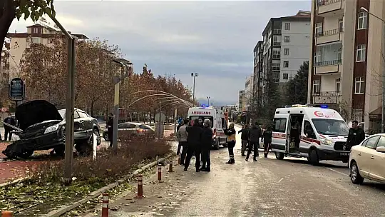 Çocuğa çarpmamak için direksiyonu kırdı, direğe çaptı: 3 yaralı