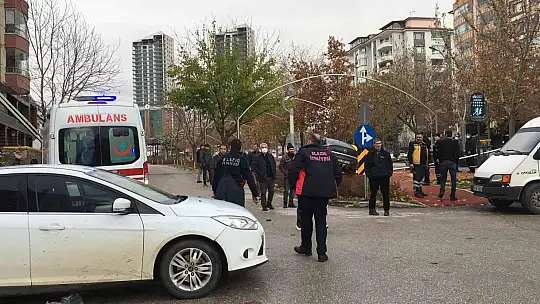Çocuğa çarpmamak için direksiyonu kırdı, direğe çaptı: 3 yaralı