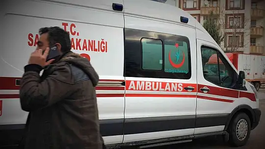 Çocuğa çarpmamak için direksiyonu kırdı, direğe çaptı: 3 yaralı