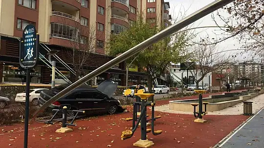 Çocuğa çarpmamak için direksiyonu kırdı, direğe çaptı: 3 yaralı