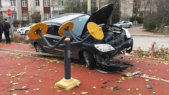 Çocuğa çarpmamak için direksiyonu kırdı, direğe çaptı: 3 yaralı