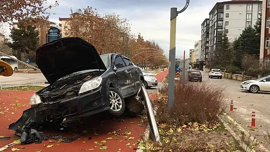 Çocuğa çarpmamak için direksiyonu kırdı, direğe çaptı: 3 yaralı