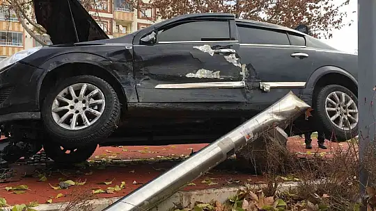 Çocuğa çarpmamak için direksiyonu kırdı, direğe çaptı: 3 yaralı