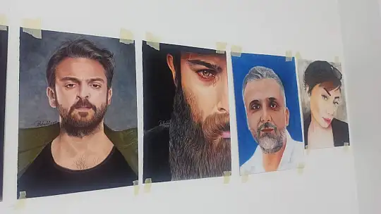 Çocukken kömürle çiziyordu, şimdi yaptığı eserleri görenler gözlerine inanamıyor