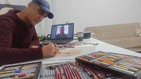 Çocukken kömürle çiziyordu, şimdi yaptığı eserleri görenler gözlerine inanamıyor