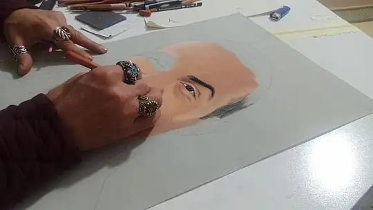 Çocukken kömürle çiziyordu, şimdi yaptığı eserleri görenler gözlerine inanamıyor