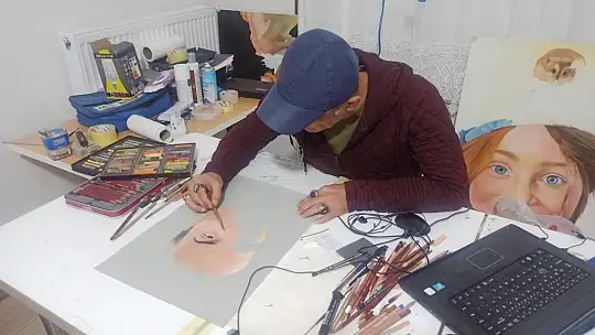 Çocukken kömürle çiziyordu, şimdi yaptığı eserleri görenler gözlerine inanamıyor