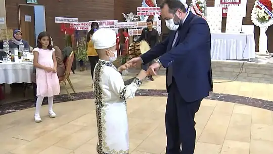 Cumhurbaşkanı Erdoğan'ın tedavisini üstlendiği Taha'yı sünnet düğününde il protokolü yalnız bırakmadı