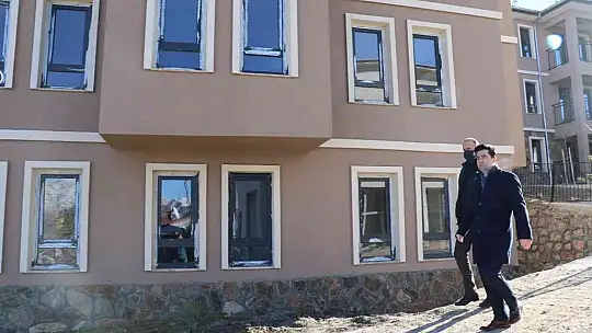 Depremin merkezi Sivrice'deki göl manzaralı TOKİ konutları tamamlandı