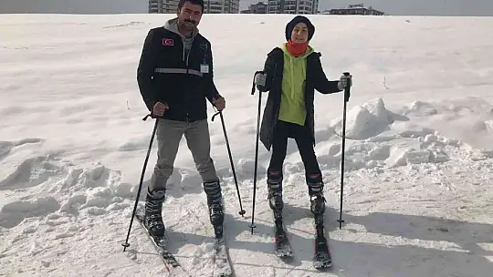 Drone pisti kar yağınca kayak pisti oldu, öğrenciler doyasıya eğlendi