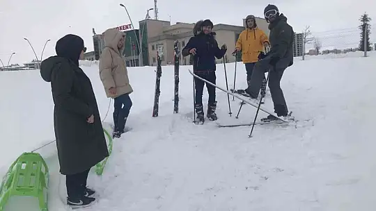 Drone pisti kar yağınca kayak pisti oldu, öğrenciler doyasıya eğlendi