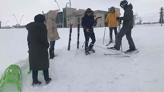 Drone pisti kar yağınca kayak pisti oldu, öğrenciler doyasıya eğlendi