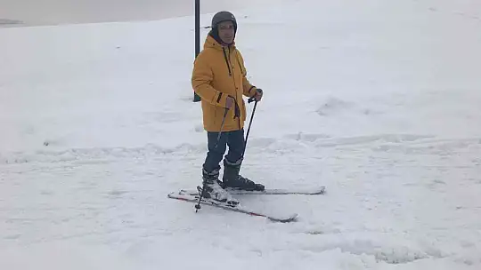 Drone pisti kar yağınca kayak pisti oldu, öğrenciler doyasıya eğlendi