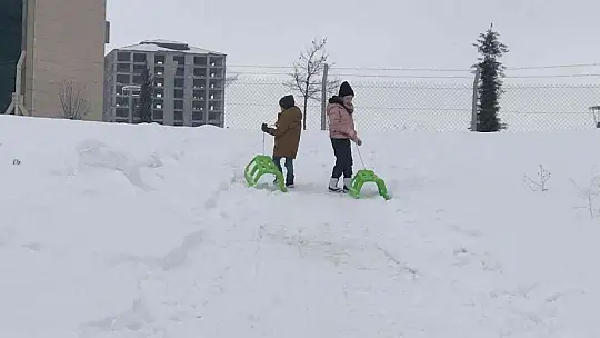 Drone pisti kar yağınca kayak pisti oldu, öğrenciler doyasıya eğlendi