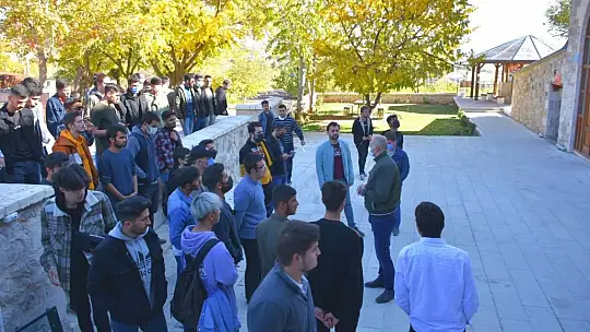 Elazığ'a ilk kez gelen öğrenciler Harput'u gezdi