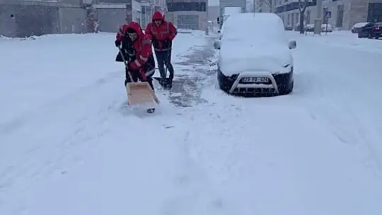 Elazığ Belediyesinin kar mesaisi sürüyor