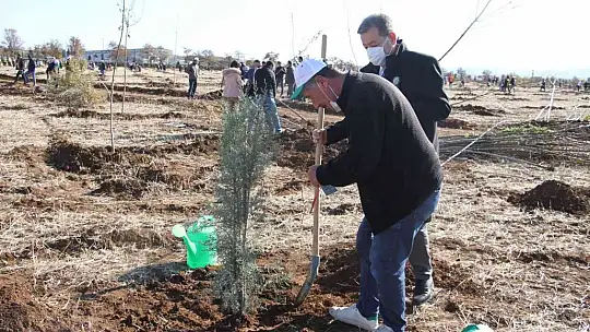Elazığ'da 'Geleceğe Nefes Dünyaya Nefes' etkinliğinde 23 bin fidan toprakla buluştu