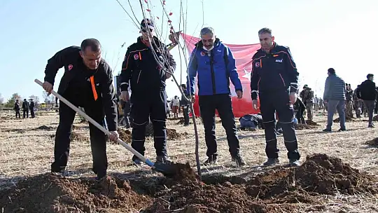 Elazığ'da 'Geleceğe Nefes Dünyaya Nefes' etkinliğinde 23 bin fidan toprakla buluştu