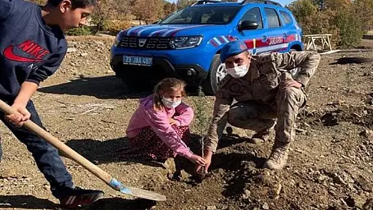 Elazığ'da jandarma ekipleri bir günde 8 bin 300 fidan dikti
