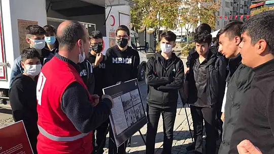 Elazığ'da 'Kızılay Sokağı' ve fotoğraf sergisi açıldı