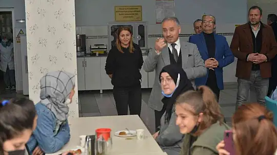 Müdür Gürtürk pansiyonunda kalan öğrenciler ile bir araya geldi