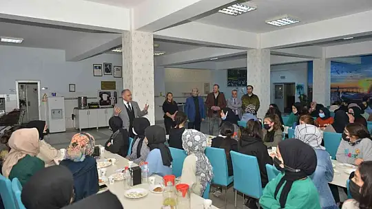 Müdür Gürtürk pansiyonunda kalan öğrenciler ile bir araya geldi