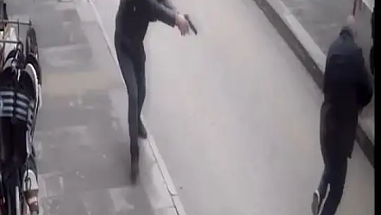 Elazığ'da 2 kişinin yaralandığı silahlı çatışmanın güvenlik kameraları ortaya çıktı