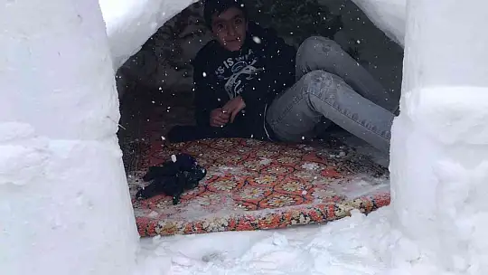 Baskilli 3 arkadaşın kardan ev keyfi