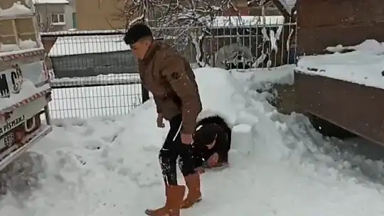 Baskilli 3 arkadaşın kardan ev keyfi