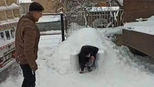 Baskilli 3 arkadaşın kardan ev keyfi