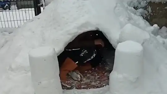 Baskilli 3 arkadaşın kardan ev keyfi