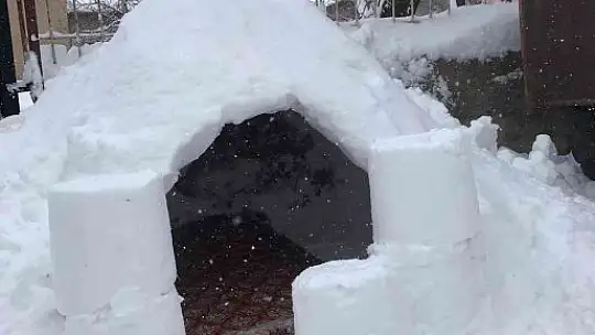 Baskilli 3 arkadaşın kardan ev keyfi