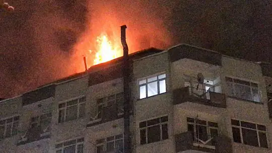 Elazığ'da 6 katlı binada korkutan yangın, ekiplerin müdahalesi sürüyor