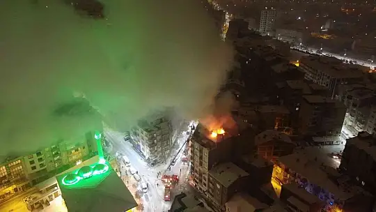 Elazığ'da 6 katlı binada korkutan yangın, ekiplerin müdahalesi sürüyor