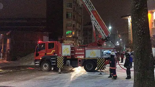 Elazığ'da 6 katlı binada korkutan yangın, ekiplerin müdahalesi sürüyor