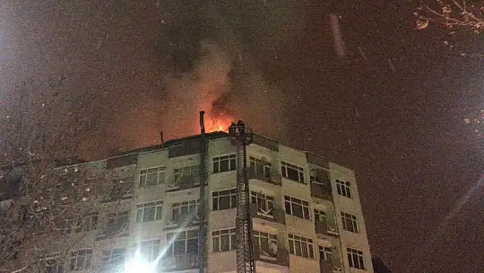 Elazığ'da 6 katlı binada korkutan yangın, ekiplerin müdahalesi sürüyor