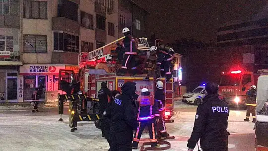Elazığ'da 6 katlı binada korkutan yangın, ekiplerin müdahalesi sürüyor